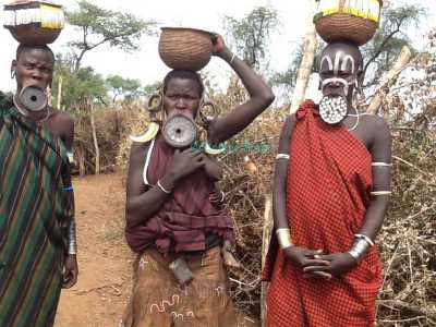 Le donne Mursi, presenti in Etiopia hanno l'abitudine di praticare un foro nel labbro inferiore e infilarci un disco decorativo di legno o ceramica